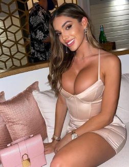 Rosia 22 year female call girls in Agra
