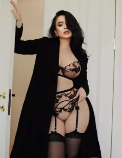 Vineeta 22 year female call girls in Agra